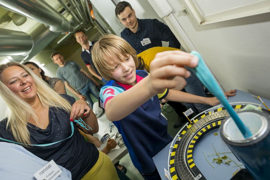 Foto: Ein Schüler an einem Versuchsaufbau bei der langen Nacht der Experimente.