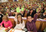 Kinder im sitzen im Hörsaal