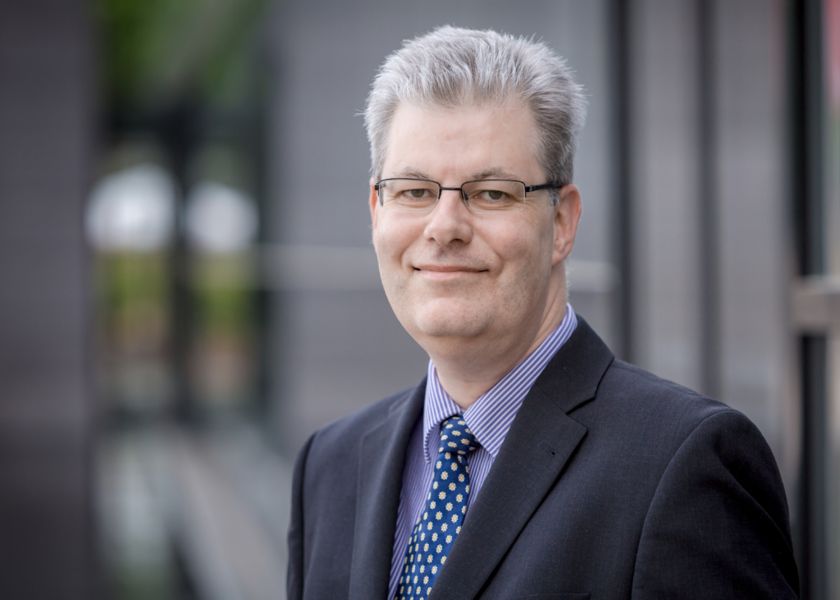 Profilbild: Hr. Prof. Dr. Ralph Wrobel.