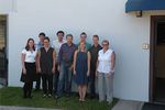 Studierenden mit Prof. Nobles und Prof. Heiland vor dem Firmensitz.