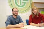 Foto: Zwei GPW-Studierende lächeln in die Kamera.