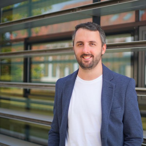 Portraitfoto von Paul Goldmann auf dem Campus Scheffelberg (Quelle: Charlott Wieden)