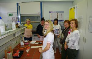 Foto: Lehrer im Prüflabor am Institut für Textil- und Ledertechnik in Reichenbach.