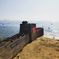 Foto: Das Ende der Großen chinesischen Mauer bei Shanhaiguan. Besucher auf der Mauer.