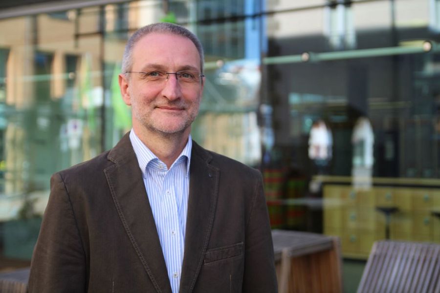 Foto: Der Prorektor Bildung der Westsächsischen Hochschule Zwickau, Prof. Wolfgang Golubski, steht vor der Glasfassade der Hochschulbibliothek. 