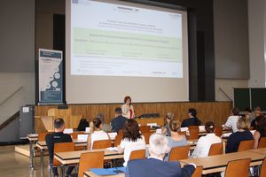Foto: Studierende sitzen in der Aula Scheffelberg und hören einem Vortrag zu.