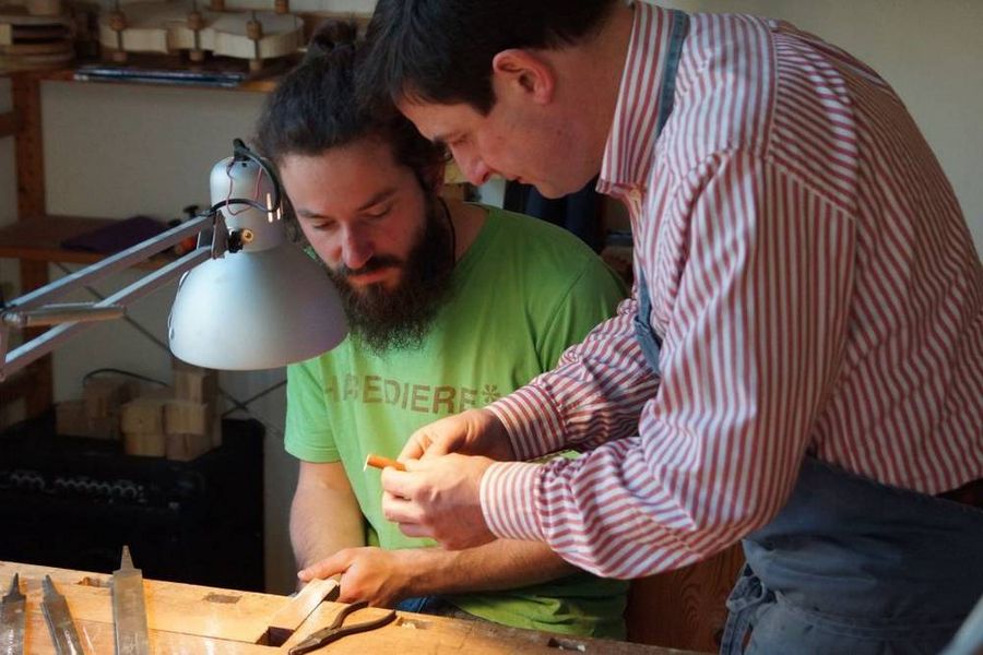 Bogenbaumeister Jochen Schmidt (Dresden, re.) und ein Workshop-Teilnehmer bei einer Arbeitsprobe im Bogenbau