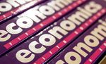 Buchrücken mit dem Schriftzug economics