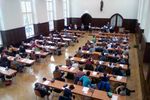 Schülerinnen und Schüler aus Zwickau knobeln in der Aula der WHZ.