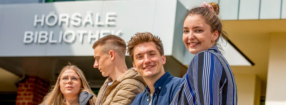 Studierende vor dem Hoersaalgebäude (Quelle: Helge Gerischer)