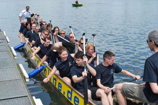 Foto: WHZ Drachenbootmannschaft im Boot beim ablegen am Bootssteg.