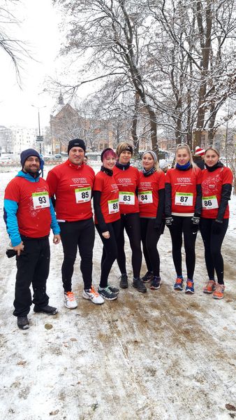 Gruppenbild von Läuferinnen und Läufern, Schnee liegt