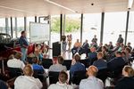 Foto: Prof. Teich hält einen Vortrag vor Anwesenden im Forum Mobile.