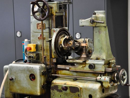 Blick in das Labor Werkzeugmaschinen, alte Maschine