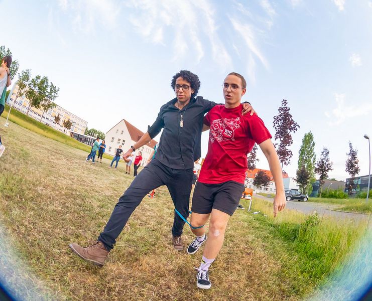 Zwei junge Männer beim Dreibeinlauf. 