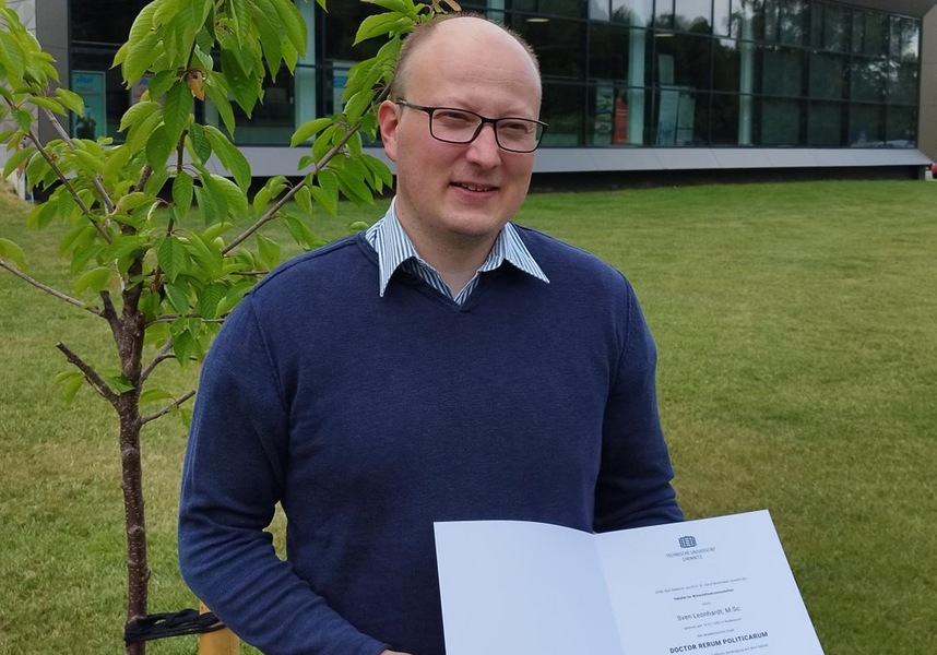 Foto: Erfolgreiche Promotion, Sven Leonhardt hat das Verfahren zur Erlangung des Doktorgrades erfolgreich abgeschlossen und präsentiert seine Abschlussurkunde (WHZ/Dr. Neumann) 