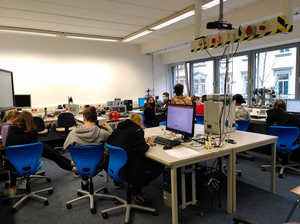 Schüler*innen in der Gruppenarbeit