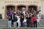 Gruppenfoto vor Hochschulgebäude, Teilnehmer winken und freuen sich