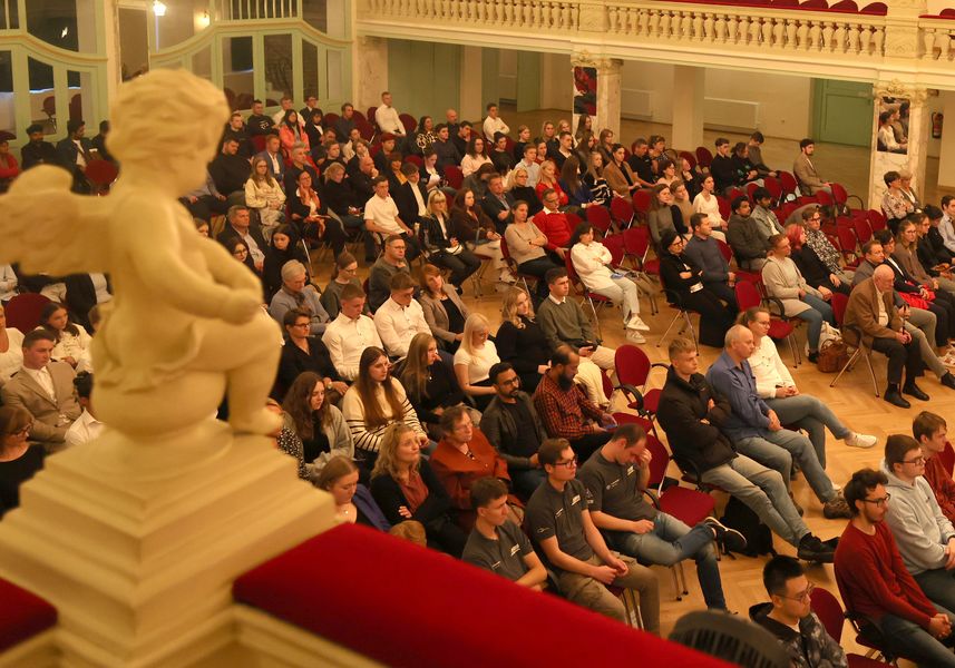 Blick in den gut gefüllten Saal des Veranstaltungsortes