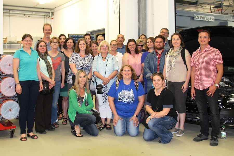 Gruppenfoto der Teilnehmer im Zentrum für KFZ-Elektronik