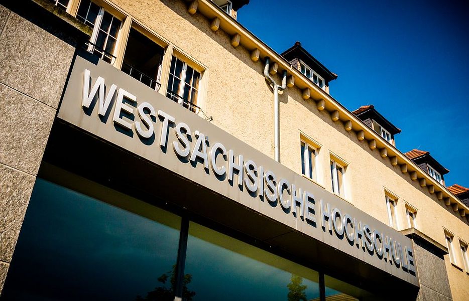 Foto: Haupteingang mit Schriftzug darüber. Westsächsische Hochschule.