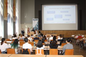 Foto: Studierende sitzen in der Aula Scheffelberg und hören einem Vortrag zu.