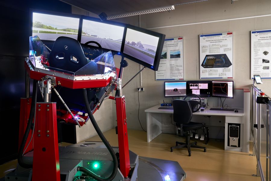 Foto: Bewegungssimulator der Kraftfahrzeugtechnik.