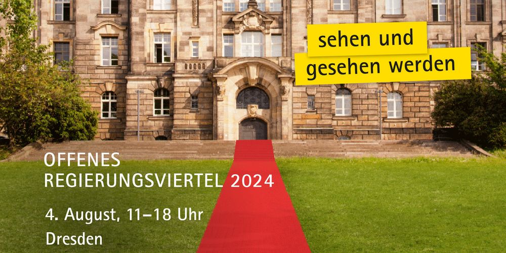 grüne Wiese mit altem Staatsgebäude im Hintergrund und Informationen zu einer Veranstaltung