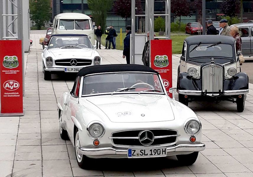 Foto: Oldtimer Fahrzeuge in Reihe stehend am Startpunkt der Schwanenklassik.