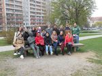 Gruppenfoto auf und an einer Bank auf dem Muldendamm in der Nähe der Paradiesbrücke.