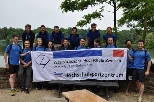 Foto: Gruppenbild der WHZ Drachenboot Mannschaft mit dem Plakat des Hochschulsportzentrum.