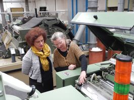 Foto: Frau Prof. Hoffmann erläutert die Funktionsweise einer Kämmmaschine im Technikum des ITL unserem Gast, Frau Prof. Shehi von der Polytechnischen Universität Tirana, Albanien