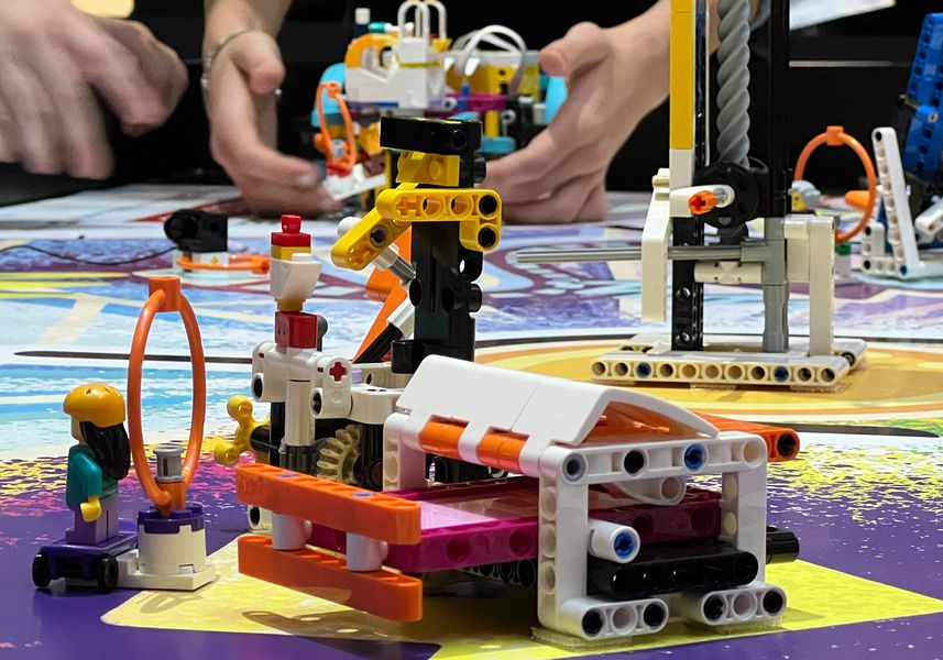 Ein aus Legosteinen gebaute kleine Anlage.