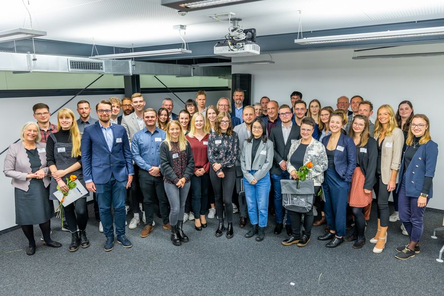 Gruppenbild von Förderern und Studierenden. Alle sind festlich gekleidet. 