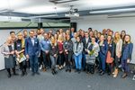 Gruppenbild von Förderern und Studierenden. Alle sind festlich gekleidet.