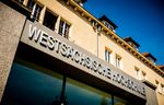 Foto: Über einer großen Glastür steht auf einem Portal Westsächsische Hochschule.
