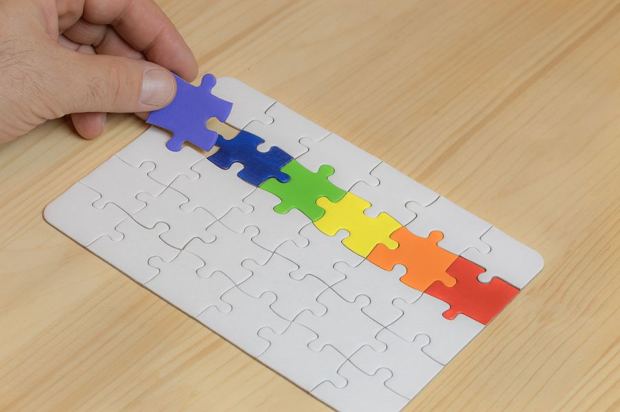 Vorschaubild: bunte Puzzle-Teile, die ineinander greifen (Quelle: Myriams-Fotos/Pixabay)