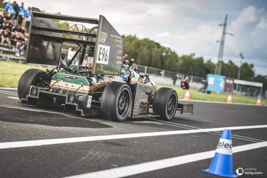 Foto: WHZ Racing Team Rennwagen von hinten.