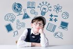 Ein Junge mit Brille, der ein Hemd mit einer Fliege, einen Westover und eine Mütze trägt, sitzt an einem Tisch und schaut nachdenklich nach oben. Über ihm sind Symbole wie ein Globus, ein Gehirn, ein Buch, ein Tablet und Zahnräder.