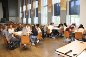 Foto: Gruppengespräche zwischen KMU-Vertretern und Studierenden.