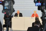 Fott: Bundeswirtschaftsminister Altmaier sitzt in einem Präsidium mit Frau Susanne Eriksson.
