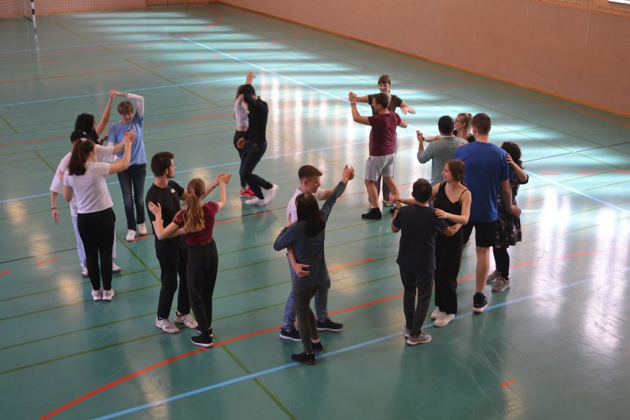 Foto: tanzende Personen in Turnhalle - Salsakurs