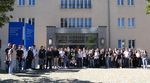 Gruppenbild vor dem Eingang zur Hochschule