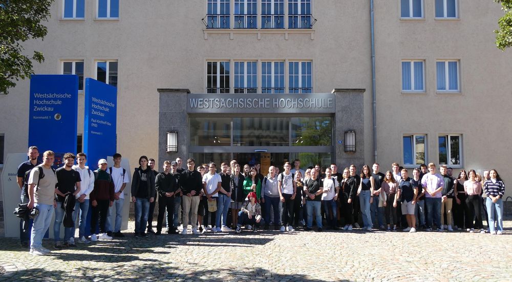 Gruppenbild vor dem Eingang zur Hochschule