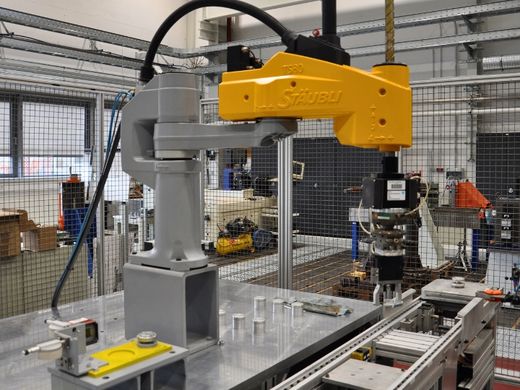 Blick in das Labor Werkzeugmaschinen, Stäubli Roboter