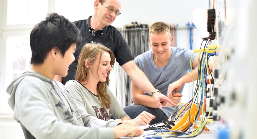 Gruppe Studierender beim Experimentieren