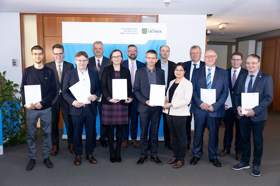 Gruppenfoto - Teilnehmer präsentieren Förderbescheide