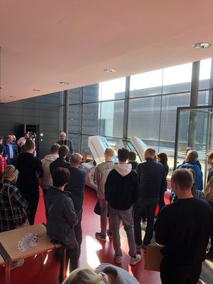 Foto: Studieninteressenten werden zum Hochschulinformationstag in der Fakultät Kraftfahrzeugtechnik informiert.
