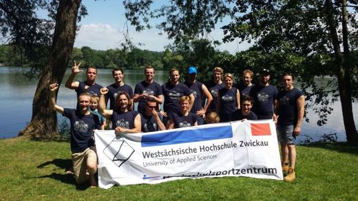 Foto: Gruppenbild des WHZ Drachneboot Team mit dem Banner des Hochschulsportzentrum am Schwanenteich.