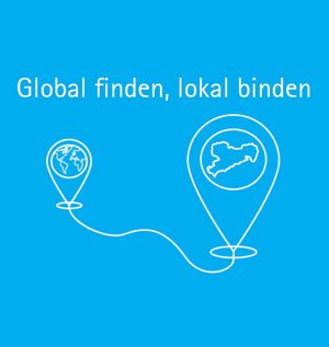 Abbildung: Global senden, lokal binden, blauer Hintergrund mit Kartenumrisse von Sachsen und der Welt 